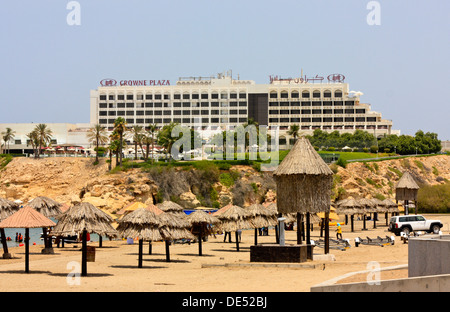 Hotel Crown Plaza über dem Shatti Al Qurm Strand, Muscat, Oman Stockfoto