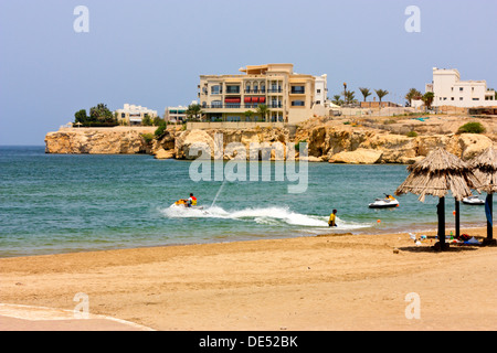 Wassersport-Aktivitäten auf Shatti Al Qurm, Muscat, Oman Stockfoto