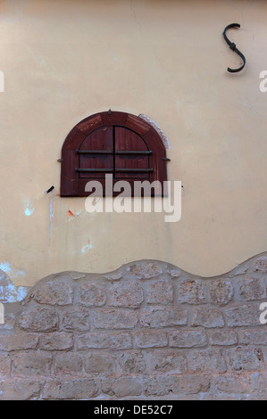 Die Außenwand am Eingang zum "Baron Farm" in Mazkeret Batya, Israel Stockfoto