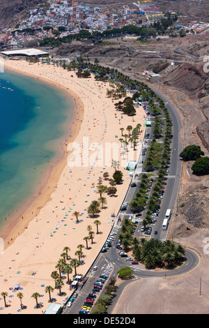 Der sandige Strand von Playa de Las Teresitas mit Palmen, Vogelperspektive, San Andrés, La Montañita, Teneriffa, Kanarische Inseln Stockfoto