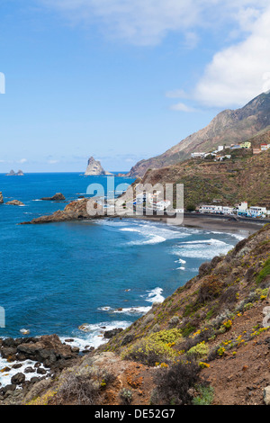 Felsen in das Anaga-Gebirge mit dem Playa de Roque de Las Bodegas Strand vor dem Dorf Taganana, Almáciga, Almáciga Stockfoto