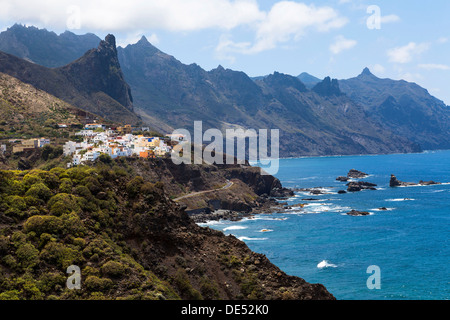 Felsen in das Anaga-Gebirge mit dem Strand Playa de Roque de Las Bodegas Almáciga, Almáciga, Teneriffa, Kanarische Inseln Stockfoto