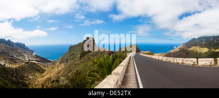 Kurvenreiche Bergstrasse in das Anaga-Gebirge in der Nähe der Ortschaft Taganana, Azano, Taganana, Teneriffa, Kanarische Inseln, Spanien Stockfoto