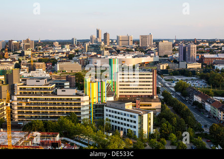 Skyline von Essen, Deutschland, Universitätsgebäude vor. Stockfoto