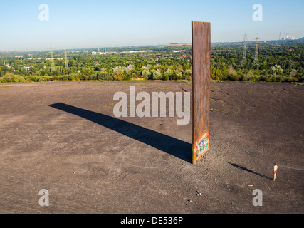 Skulptur "Bramme" auf einem künstlichen Hügel, einen Vorrat. Stahlblech 20 Meter hoch. Essen, Deutschland. Stockfoto