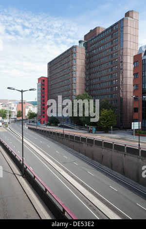 Mercury House, ein 1970er Jahren modernes Bürogebäude am Tempel Weg in Bristol Stadtzentrum, mit leeren Multi-level-Straße. Stockfoto