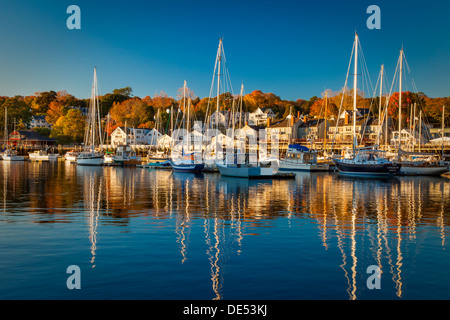 Herbstmorgen im Hafen von Camden, Camden, Maine, USA Stockfoto