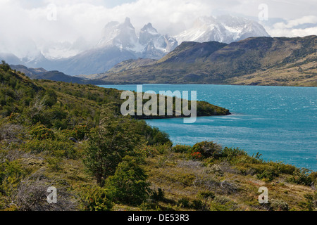 Blick auf den Granit Berg Cuernos del Paine im Torres del Paine Nationalpark am Ufer des Glazial-See Lago del Stockfoto