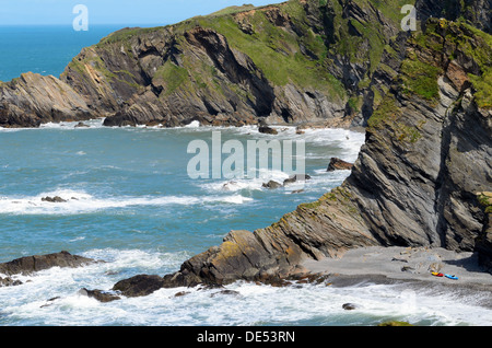 Kajaks am Strand in Hele Bucht in der Nähe des Dorfes Illfracombe in North Devon England Stockfoto