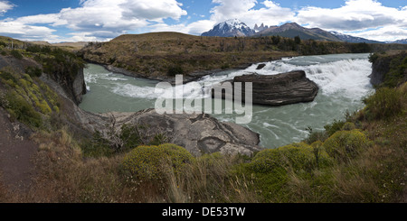 Panorama Blick auf einen Wasserfall der Gletscherfluss Rio Paine Nationalpark Torres del Paine, See Pehoe Magallanes Region Stockfoto