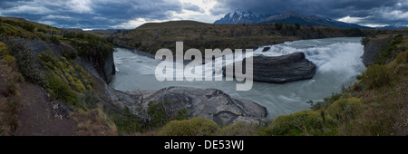 Panorama Blick auf einen Wasserfall entlang der eiszeitlichen Fluss Rio Paine im Torres del Paine Nationalpark, Lake Pehoe Stockfoto