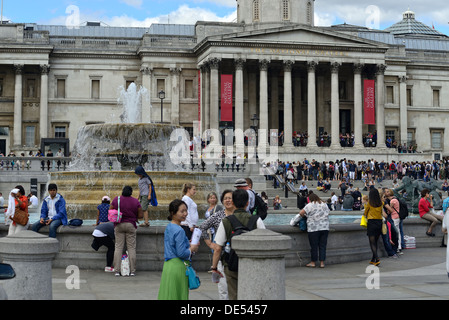 Menschenmassen vor der National Gallery am Trafalgar Square in London an einem sonnigen Tag im Sommer Stockfoto