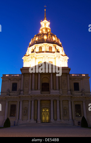 Die glitzernden reich verzierte goldene Kuppel über dem Hôtel des Invalides, beleuchtet bei Nacht. Diese große Barockkirche befindet sich Napoleons Grab. Paris, Frankreich. Stockfoto