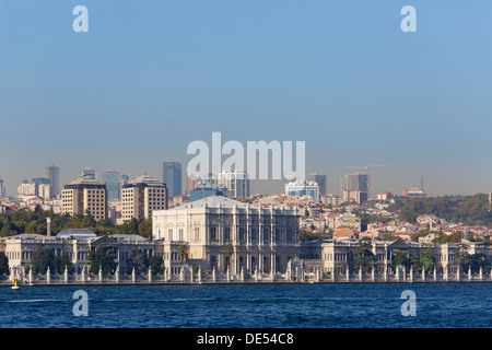 Dolmabahçe-Palast, Dolmabahçe Sarayi, gesehen vom Bosporus, Beşiktaş Istanbul, Istanbul, europäische Seite, Provinz Istanbul, Türkei Stockfoto
