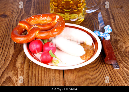 Weißwurst, Brezel, Rettich mit Senf und Bier, vertikale Stockfoto