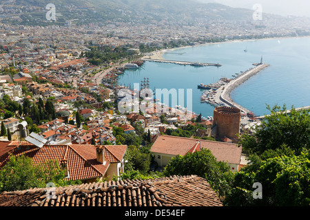 Altstadt von Alanya mit dem Hafen und Kızıl Kule oder roten Turm, Blick vom Burgberg, Alanya, türkische Riviera Stockfoto