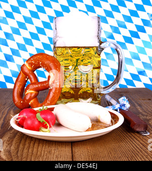 Weißer Rettich mit Senf, Bier, Wurst, Brezel, Nahaufnahme Stockfoto