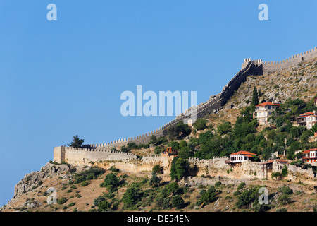Mauern oder Wälle auf dem Hügel, Burg von Alanya, Tophane-Viertel, Tophane, Provinz Antalya, Alanya, türkische Riviera Stockfoto