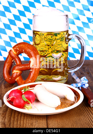 Weißwurst, Brezel, Bier, Rettich mit Senf, vertikale Stockfoto