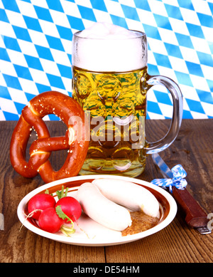 Weißwurst mit Brezel, Bier, Senf und Rettich, Nahaufnahme Stockfoto