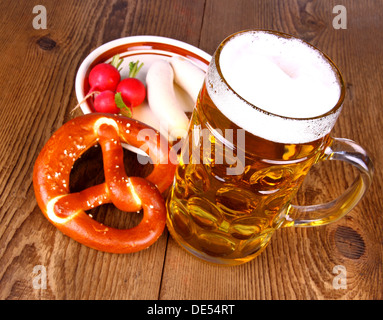 Bier mit Weißwurst, Brezel und Rettich, top wiew Stockfoto