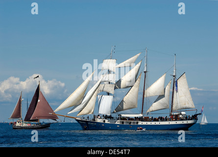 Treffen der ein Segelboot mit einem Großsegler, dreimaster Barquentine, unter vollen Segeln, Kieler Woche 2010, schleswig-holstein Stockfoto