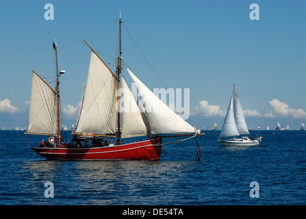 Begegnung zweier Segelschiffe unter vollen Segeln, Kieler Woche 2010, schleswig-holstein Stockfoto