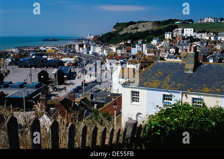 Hastings Strandpromenade, East Sussex, Großbritannien, von Osthügel Stockfoto