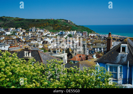 Hastings Old Town, East Sussex, an der Südküste Englands, im Sommer, mit Blick auf East Hill von West Hill Stockfoto