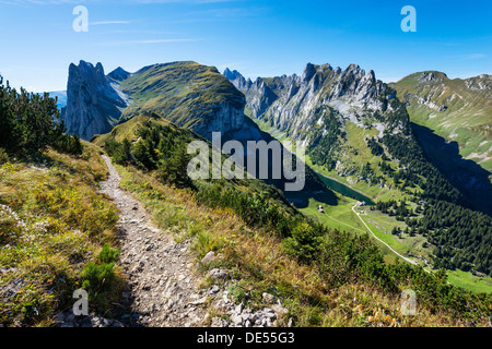 Blick auf die Kreuzberge Gipfelgrat aus der geologischen Bergweg, See Faehlensee auf der unteren rechten Ecke Stockfoto