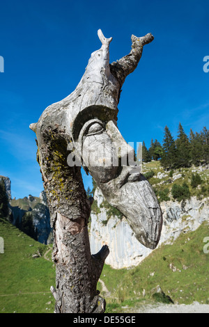 Holzschnitzerei auf einem alten Baumstamm in den Appenzeller Alpen, Kanton Appenzell Inner-Rhodos, Schweiz, Europa Stockfoto