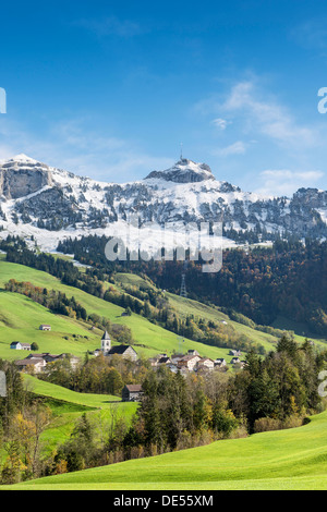 Grüne Weiden im Appenzellerland mit der Gemeinschaft der Bruelisau und die schneebedeckten Appenzeller Alpen Stockfoto