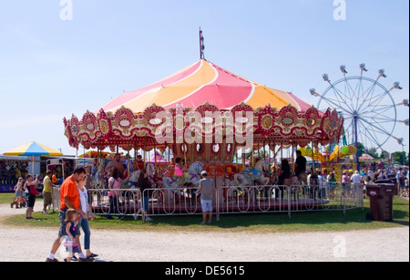 Junge Familie von Karussell bei Manitowoc, Wisconsin Kirmes Stockfoto