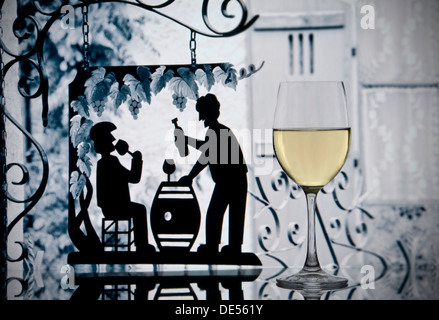 Weißweinglas auf französischem Bar Café Tisch mit Weinverkostung Schild außerhalb kleiner französischer Weingut Werbung Degustation Frankreich Stockfoto