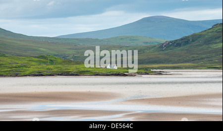 Isolierte Hütte am Kyle of Durness Einlass bei Ebbe, Durness, Traditionsmusik Hochland, Schottland, Vereinigtes Königreich Stockfoto