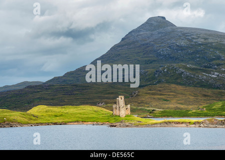 Ardvreck Burgruine auf einer Halbinsel im See Loch Assynt, vor 764 m Berg von Spidean Coinich, Sutherland Stockfoto