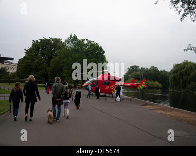 London, UK. 11. September 2013. Der Londoner Air Ambulance, auch bekannt als London HEMS (Helicopter Emergency Medical Service), landet im Regents Park in Reaktion auf den verletzten Opfern in der Baker Street auf 11. September 2013. Regents Park gehört zu seinen designierten Landezonen in London. © PD Amedzro/Alamy Live-Nachrichten Stockfoto