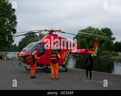 London, UK. 11. September 2013. Der Londoner Air Ambulance, auch bekannt als London HEMS (Helicopter Emergency Medical Service), landet im Regents Park in Reaktion auf den verletzten Opfern in der Baker Street auf 11. September 2013. Regents Park gehört zu seinen designierten Landezonen in London. © PD Amedzro/Alamy Live-Nachrichten Stockfoto