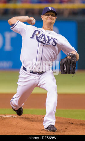 St. Petersburg, Florida, USA. 11. September 2013. JAMES BORCHUCK | Times.Alex Cobb liefert im ersten Inning während der Tampa Bay Rays-Spiel gegen die Boston Red Sox im Tropicana Field in St. Petersburg, FL Mittwoch, 11. September 2013. © James Borchuck/Tampa Bucht Times/ZUMAPRESS.com/Alamy Live-Nachrichten Stockfoto