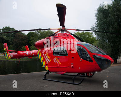 London, UK. 11. September 2013. Der Londoner Air Ambulance, auch bekannt als London HEMS (Helicopter Emergency Medical Service), landet im Regents Park in Reaktion auf den verletzten Opfern in der Baker Street auf 11. September 2013. Regents Park gehört zu seinen designierten Landezonen in London. © PD Amedzro/Alamy Live-Nachrichten Stockfoto