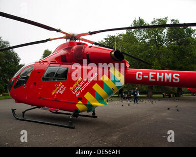 London, UK. 11. September 2013. Der Londoner Air Ambulance, auch bekannt als London HEMS (Helicopter Emergency Medical Service), landet im Regents Park in Reaktion auf den verletzten Opfern in der Baker Street auf 11. September 2013. Regents Park gehört zu seinen designierten Landezonen in London. © PD Amedzro/Alamy Live-Nachrichten Stockfoto