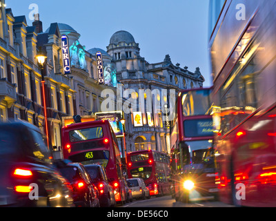 In der Shaftesbury Avenue West End London, Großbritannien, war der Verkehr mit roten Bussen und Taxis unbelebt Stockfoto