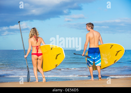 Attraktives Paar Stand Up Paddeln in Hawaii, aktives Leben-Konzept Stockfoto