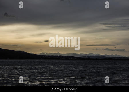 Föhn-Stimmung über Pilsen See mit Blick auf die Berge im Winter, Pilsensee bei Seefeld, Upper Bavaria, Bavaria, Germany Stockfoto