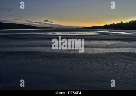 Zugefrorenen See kurz nach Sonnenuntergang, Seefeld, Oberbayern, Bayern, Deutschland Stockfoto