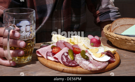 Bayerische Vesper, einen Imbiss mit typischen lokalen Wurstwaren und eine Käseplatte Stockfoto