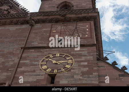 Uhr und Sonnenuhr, Basler Münster, Basel, Schweiz Stockfoto