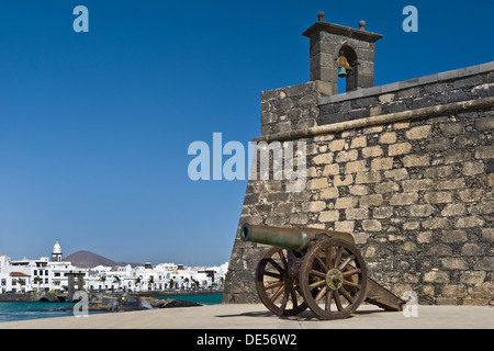 ARRECIFE artillery Kanone auf Castillo de San Gabriel Arrecife Lanzarote Kanarische Inseln Spanien Stockfoto