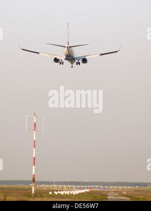 Twin Jet Motor Flugzeug bei der Landung Ansatz, Frankfurt Flughafen, Frankfurt Am Main, Hessen Stockfoto
