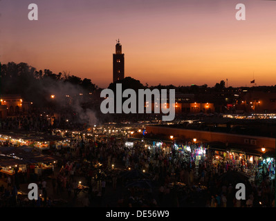 Djemaa el Fna Platz mit Koutoubia Moschee bei Dämmerung, Marrakesch, Marokko, Nordafrika, Afrika Stockfoto